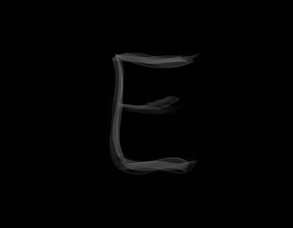 现实的E字母表烟雾在黑暗背景下传播的形状 — 图库照片