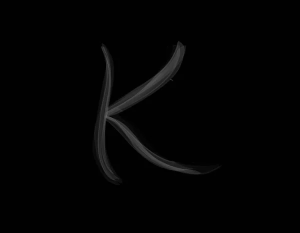 暗い背景に広がる煙の現実的なKアルファベットの形 — ストック写真
