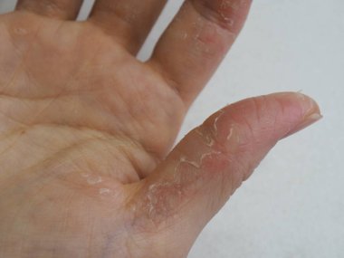 Bambu sepetinde taze bir limon.