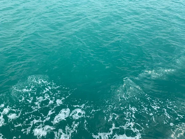 Açık mavi deniz, güneşli arka plan.