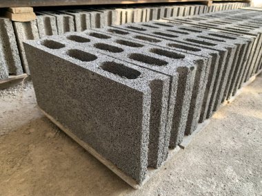 Depoda dizilmiş beton yığını.