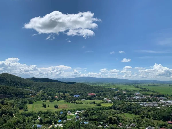 Красивый Пейзаж Горы Голубом Фоне Неба — стоковое фото