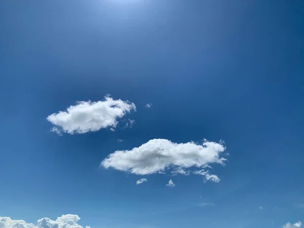 Flauschige Wolke Mit Sonnigem Blauem Himmel Hintergrund — Stockfoto