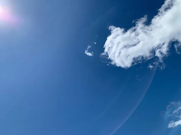Fluffy Cloud Sunny Blue Sky Background — Stockfoto