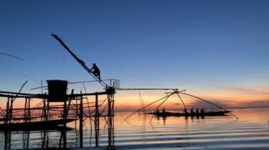 Altın gökyüzü manzaralı büyük dalgıç ağıyla