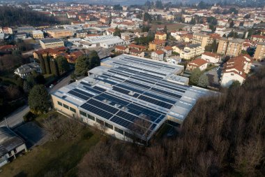 Yeşil enerji üretimi için çatısı güneş panelleri olan sanayi binası.