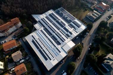 Yeşil enerji üretimi için çatısı güneş panelleri olan sanayi binası.