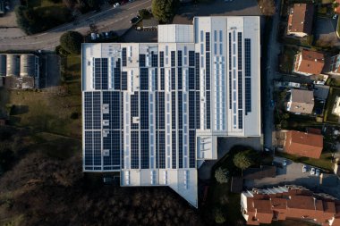 Yeşil enerji üretimi için çatısı güneş panelleri olan sanayi binası.