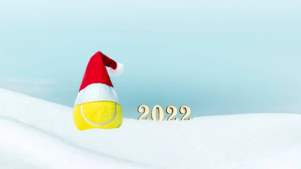 Новим Роком 2022 Декоративним Іграшковим Тенісним Ячем Червоному Капелюсі Санта — стокове фото