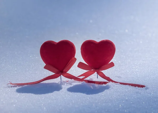 Valentinstag Zwei Rote Herzen Auf Blauem Schnee Mondlicht Liebespaar Feiert — Stockfoto