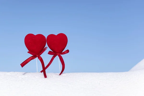 Zwei Herzen Schnee Vor Blauem Himmel Konzept Eines Verliebten Paares — Stockfoto