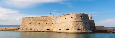 Yunanistan 'ın Girit kentindeki Heraklion kasabasının sembolü olan Venedik limanı Koules veya Castello a Mare kalesinin panoramik manzarası. Yunanistan 'ın Girit adasının manzarası ve simgesi