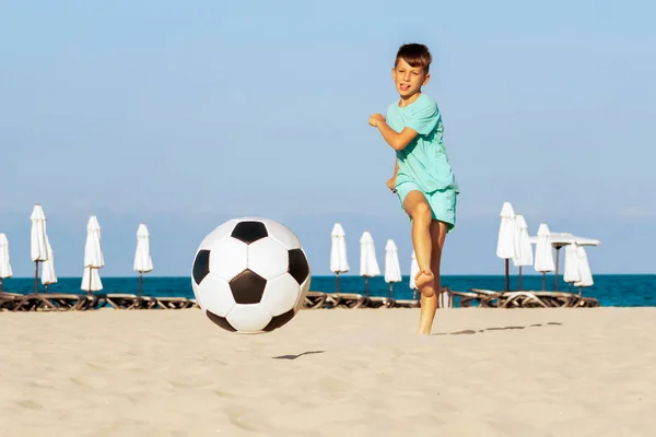 Sahilde Futbol Futbolcu Çocuk Kumda Gol Atmaya Çalışıyor Deniz Kıyısında — Stok fotoğraf