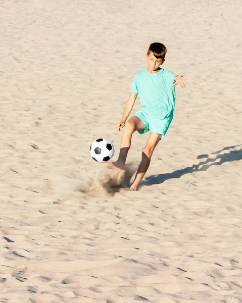 Genç Futbolcu Deniz Kumu Üzerinde Çıplak Ayakla Futbol Topunu Tekmeliyor — Stok fotoğraf