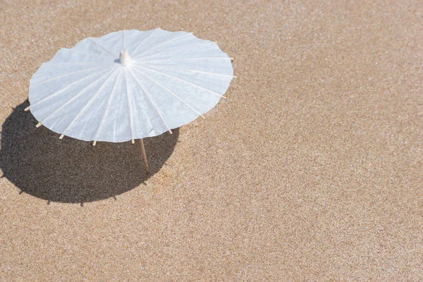 Sommer Hintergrund Sonnenschirm Auf Dem Sand Der Küste Sommerurlaub Traumurlaub — Stockfoto