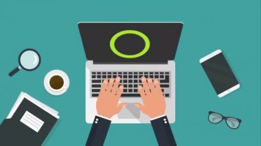 İşçiler dizüstü bilgisayarda çalışır ve kontrol işareti konsepti animasyon 4K animasyonu.Üst görünüm