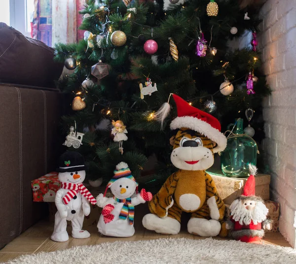Jucării Suveniruri Zăpadă Tigru Pluș Moș Crăciun Stau Sub Pom — Fotografie, imagine de stoc