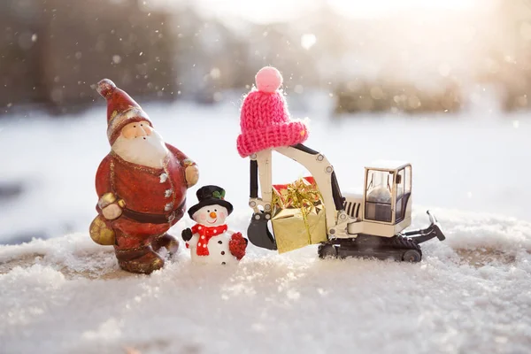 Екскаватор Іграшок Сувенір Санта Клаус Сніговик Стоїть Серед Снігу Падає — стокове фото
