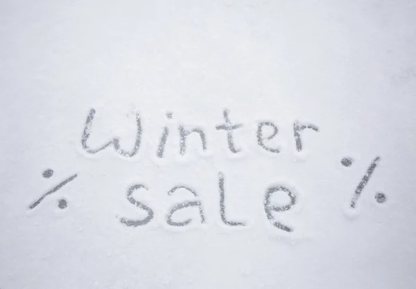 用白雪写的冬季大减价 季节性折扣 商业和商店背景 — 图库照片