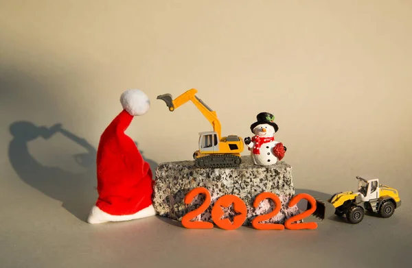 Modeller Leksaksgrävare Och Lastare Souvenir Snögubbe Santa Hatt Nummer 2022 — Stockfoto