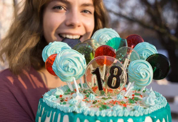 18番の美しいケーキ ロリポップとマシュマロスティックと誕生日の女の子の幸せな顔 楽しい誕生日パーティーだ お祝い 甘いデザート — ストック写真