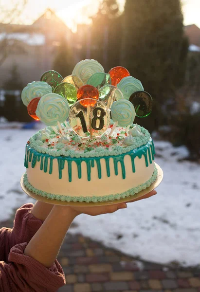 18番のロリポップとマシュマロをスティックにのせた大きな美味しいケーキを手に持って 誕生日パーティーだ おめでとう 甘いデザート — ストック写真