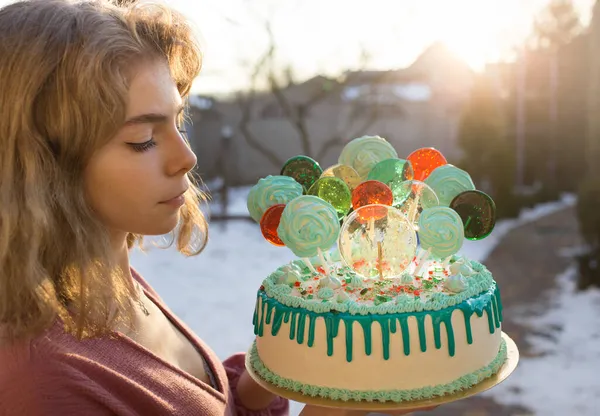 かわいい夢のような美しい誕生日の女の子は 棒にロリポップとマシュマロと大きな美しいケーキを保持します おめでとう コピースペース — ストック写真