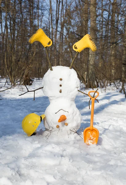 Весёлый Милый Снеговик Жёлтых Сапогах Лопатой Строительным Шлемом Перевернутым Вверх — стоковое фото