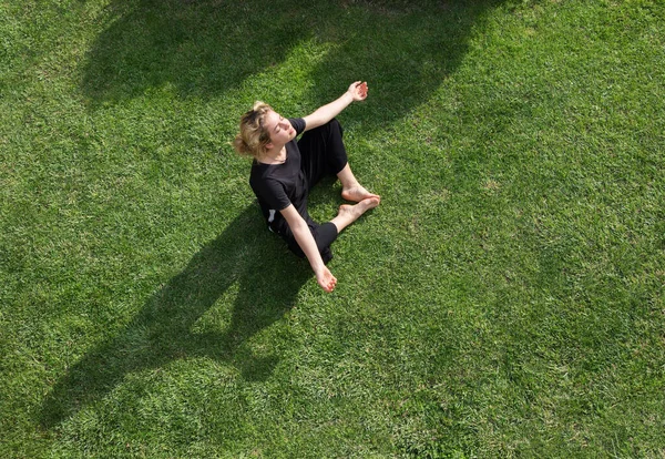 Дівчина Підліток Сидить Зеленій Траві Положенні Лотоса Під Яскравим Сонячним — стокове фото