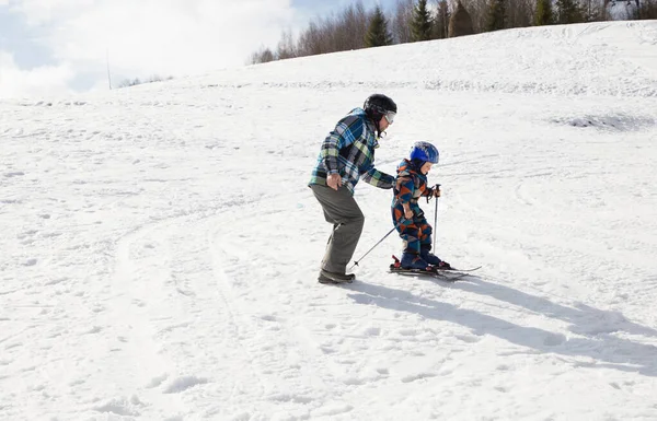 Gyermek Apa Megtanul Síelni Téli Vakáció Alatt Havas Hegyekben Napsütéses — Stock Fotó