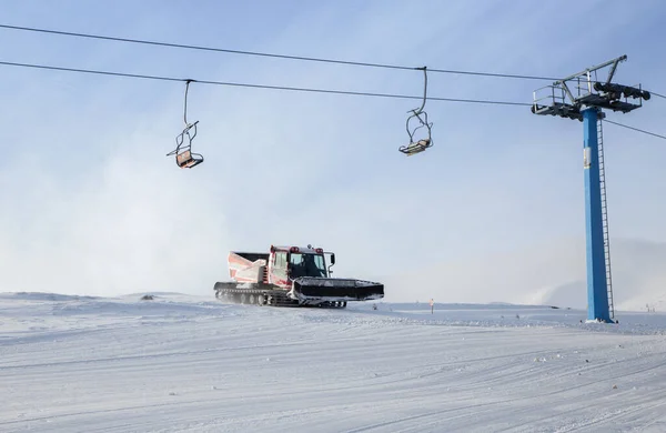 Pista Esquí Recién Preparada Con Nieve Vehículo Rastreado Snowcat Cables — Foto de Stock