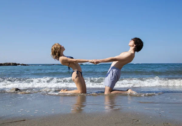 Young Couple Guy Girl Years Old Sports Exercises Beach Holding — стоковое фото