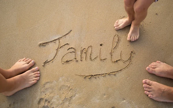 Piedi Nudi Famiglia Padre Madre Bambino Sulla Spiaggia Sabbia Iscrizione — Foto Stock