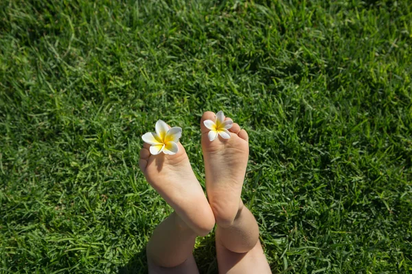 Bare Feet Toddler Lying Green Grass Plumeria Flowers Baby Toes — Stock Photo, Image
