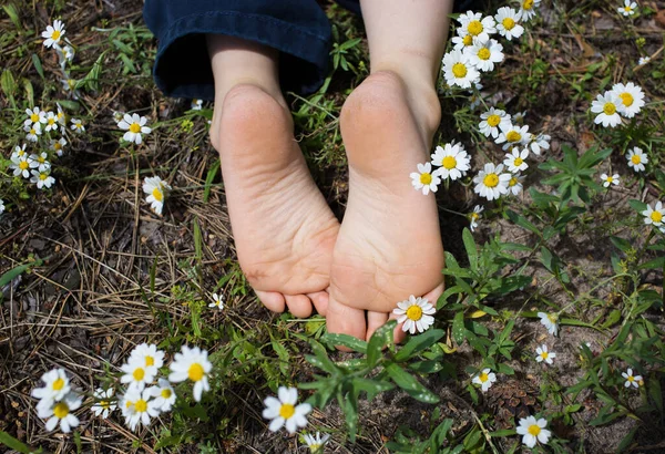 Bare Feet Child Lying Ground Field Daisies Forest Summer Joy — Stock Photo, Image
