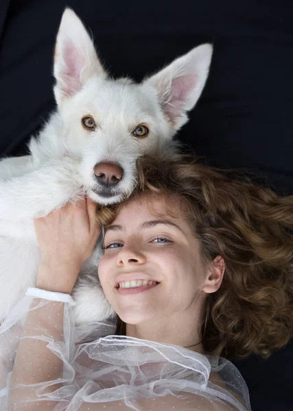 Sevimli Bir Kızın Portresi Yaşlarında Bir Genç Kız Beyaz Köpeğinin — Stok fotoğraf