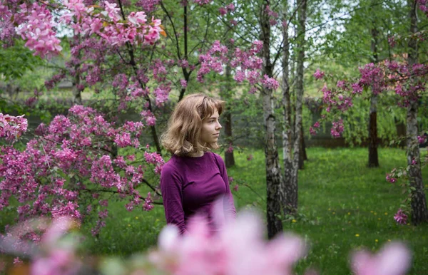Mooie Jonge Vrouw Buurt Van Lenteboom Roze Kleuren Het Park — Stockfoto