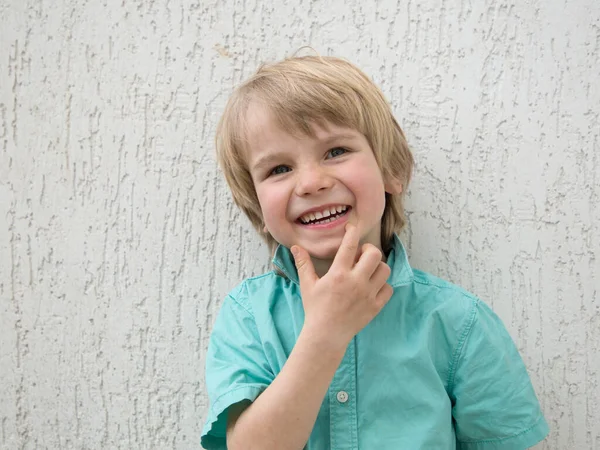 一个穿着衬衫 笑得很可爱的可爱孩子的肖像 情绪好 态度积极 童年时代快乐 一个有兴趣的学龄前儿童的画像 — 图库照片