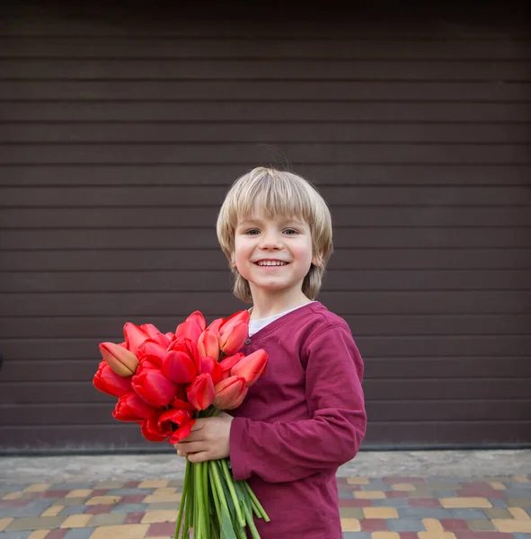 Lindo Niño Años Con Ramo Tulipanes Rojos Día Las Madres — Foto de Stock