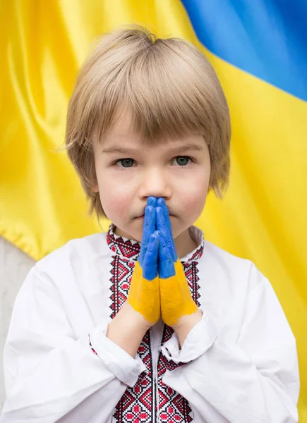 Dłonie Dziecka Malowane Kolorach Ukraińskiej Flagi Chłopiec Narodowych Ciuchach Prosi — Zdjęcie stockowe