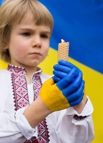 Детские Руки Раскрашенные Цвета Украинского Флага Держат Горящую Свечу Просьба — стоковое фото