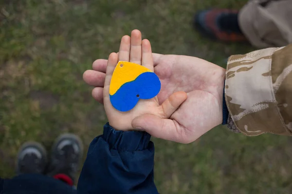 Рука Дитини Руці Чоловіка Камуфляжі Жовтим Синім Серцем Сім Патріотизм — стокове фото