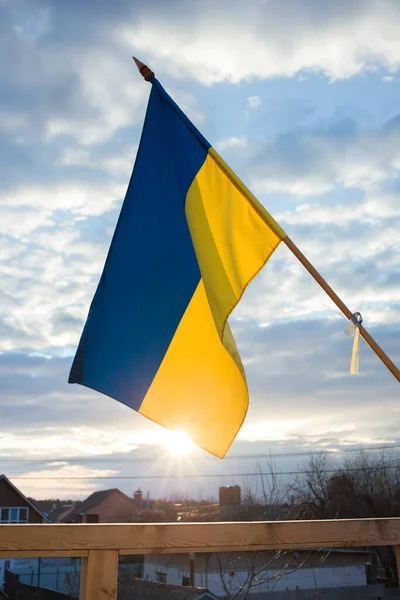 Український Прапор Пурхає Вітром Сонячним Світлом Проти Заходу Сонця Національний — стокове фото