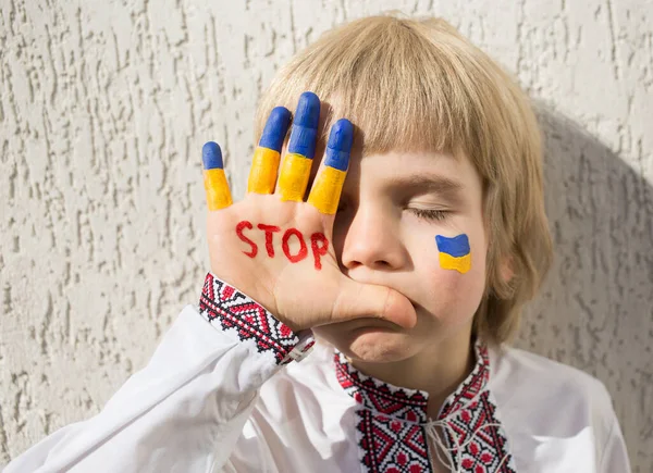 Visage Garçon Vêtements Ukrainiens Nationaux Inscription Stop Sur Main Les — Photo