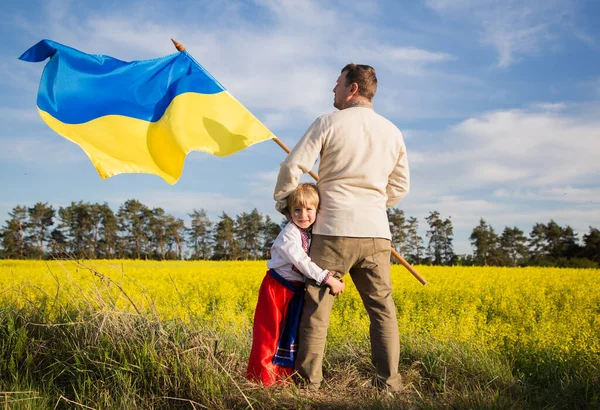 Папа Сын Стоят Бок Бок Желто Синим Флагом Украины Фоне — стоковое фото
