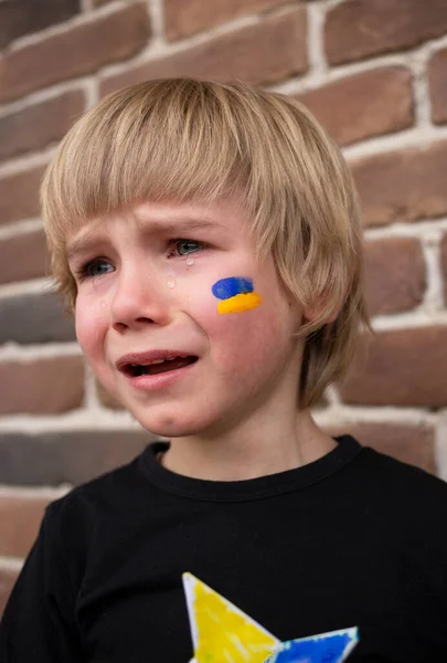 Rosto Choro Assustado Menino Amarelo Azul Bandeira Ucraniana Pintada Sua — Fotografia de Stock