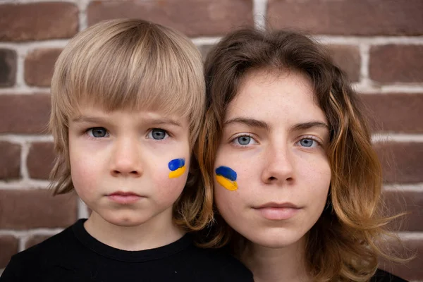 Обличчя Хлопчика Молодої Жінки Синім Жовтим Прапором Намальовані Щоках Сім — стокове фото