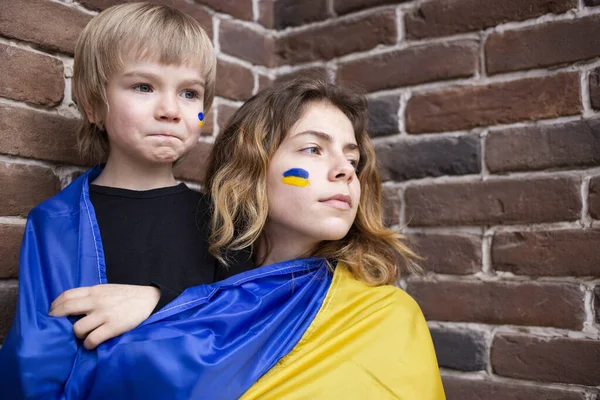 Niño Una Mujer Joven Con Una Bandera Ucrania Amarillo Azul — Foto de Stock