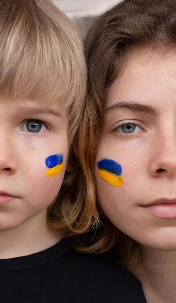 Крупным Планом Лица Мальчика Молодой Женщины Синим Желтым Флагом Нарисованным — стоковое фото