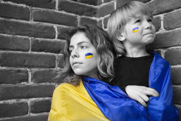 Garçon Jeune Femme Avec Drapeau Ukrainien Couleur Accent Jaune Bleu — Photo